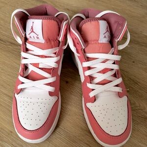 AIR JORDAN 1 MID GS
"Valentine's Day 2023"